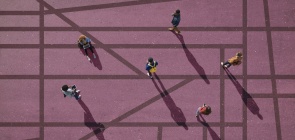 pessoas espalhadas em linhas que se cruzam, pode significar caminhos e opções que estão conectadas, integradas