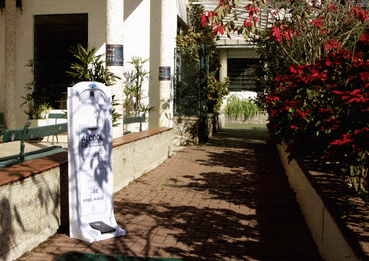 Anima&ccedil;&atilde;o mostrando a entrada de uma escola cheia de alunos, professores, gestores e pais comparando &agrave; mesma entrada vazia durante a pandemia.