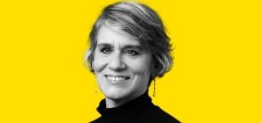 Fundo amarelo. Retrato branco e preto. Mulher de cabelo curto sorri