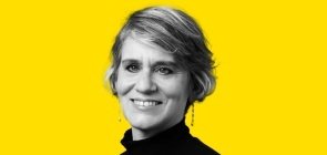 Fundo amarelo. Retrato branco e preto. Mulher de cabelo curto sorri