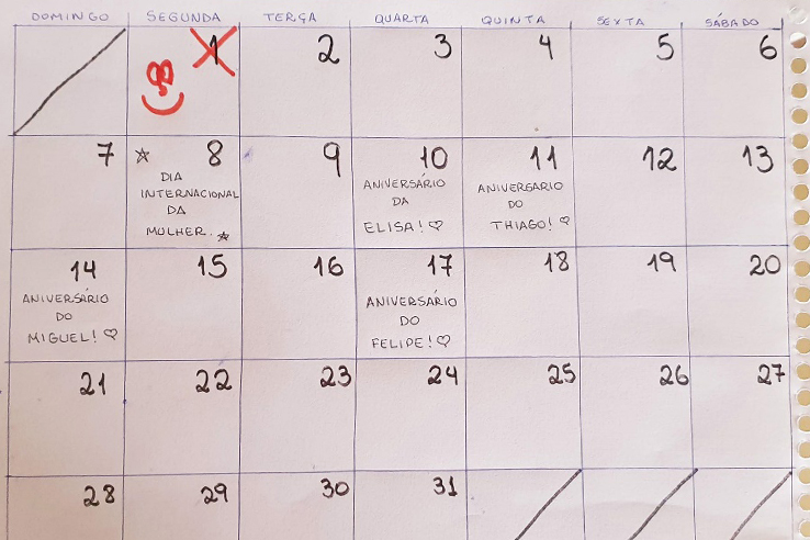 Fotografia de calend&aacute;rio feito manualmente pelo professor Evandro Tortora
