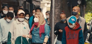 Coordenadora Daniela anda e conversa com estudantes da EJA