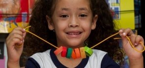 Construindo colares: uma atividade com números e tampinhas de garrafa