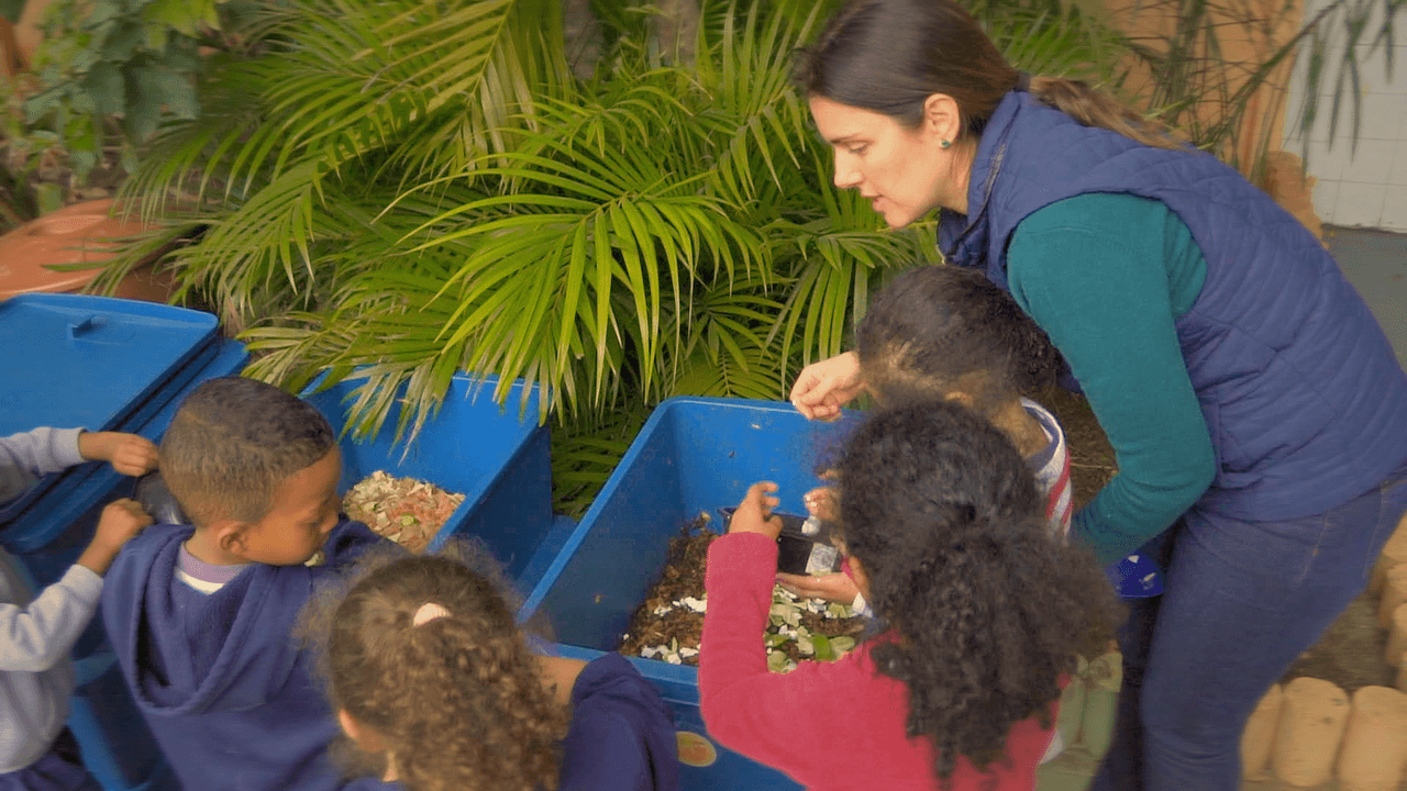 Gabriella de Albuquerque Rodrigues Palma e Tamiris Ribeiro Caminato, na EMEI Tide Set&uacute;bal, em S&atilde;o Paulo