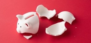Foto de um porquinho de poupança quebrado