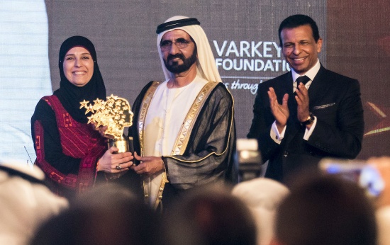 A professora palestina Hanan Al Hroub ao lado do xeique Mohammed Al Maktoum (centro) e do empresário Sunny Varkey na entrega do Global Teacher Prize de 2016