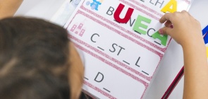 Criança completa palavras com letras de EVA