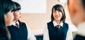 Alunas em sala de aula de escola no Japão