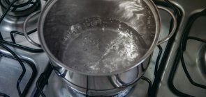 Sugestão de atividade: observar a água ao ser colocada numa panela ao fogo