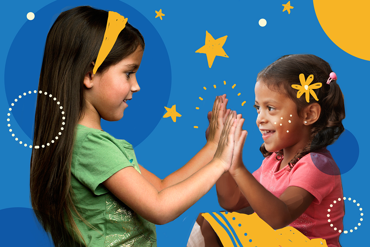 Colagem digital a partir de fotografias de duas alunas brincando juntas.