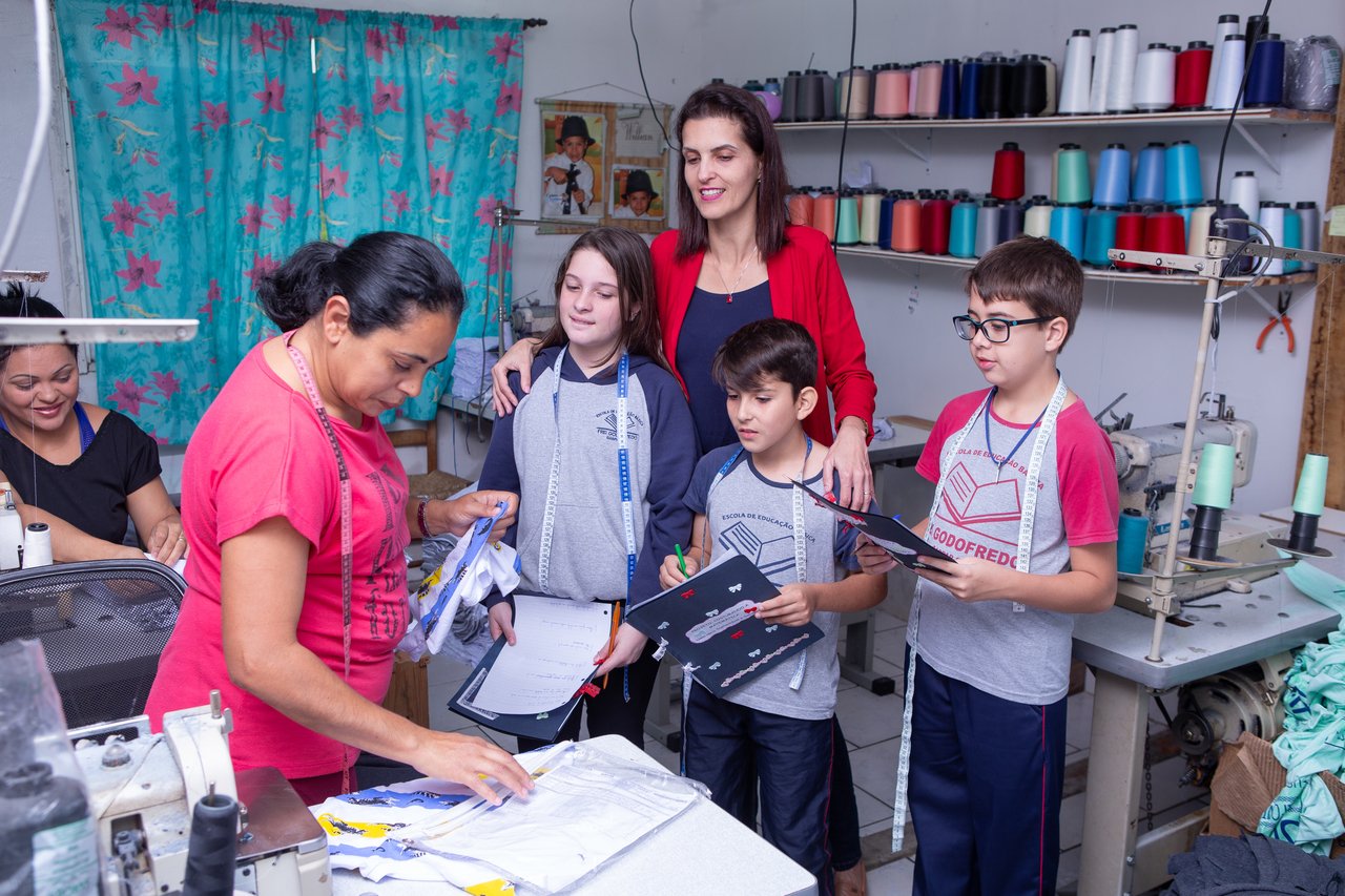 Alunos de Jussara Schmitz visitam uma oficina de costura em Gaspar (SC) dentro do projeto Costurando a Matem&aacute;tica