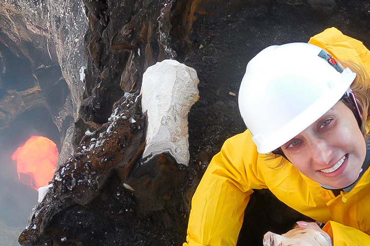 Rosaly no vulc&atilde;o Yasur na ilha de Tanna, no Pacifico