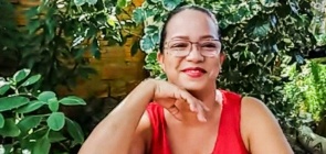 Retrato fotográfico produzido remotamente por via chamada com a professora Adriana Tárcia em seu ambiente de trabalho.