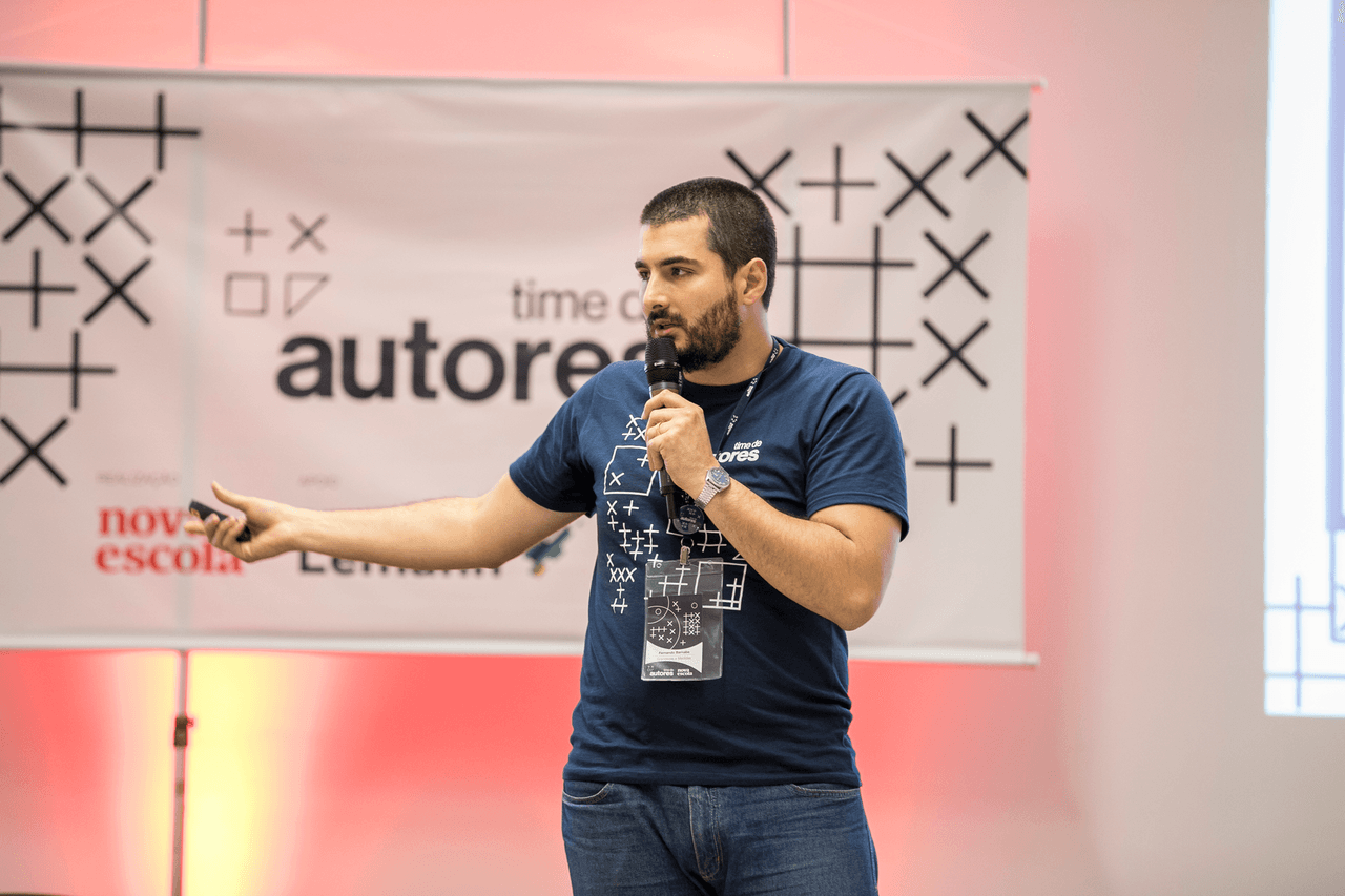 O professor e especialista Fernando Barnab&eacute; gesticula com o microfone da m&atilde;o durante Virada de Autores