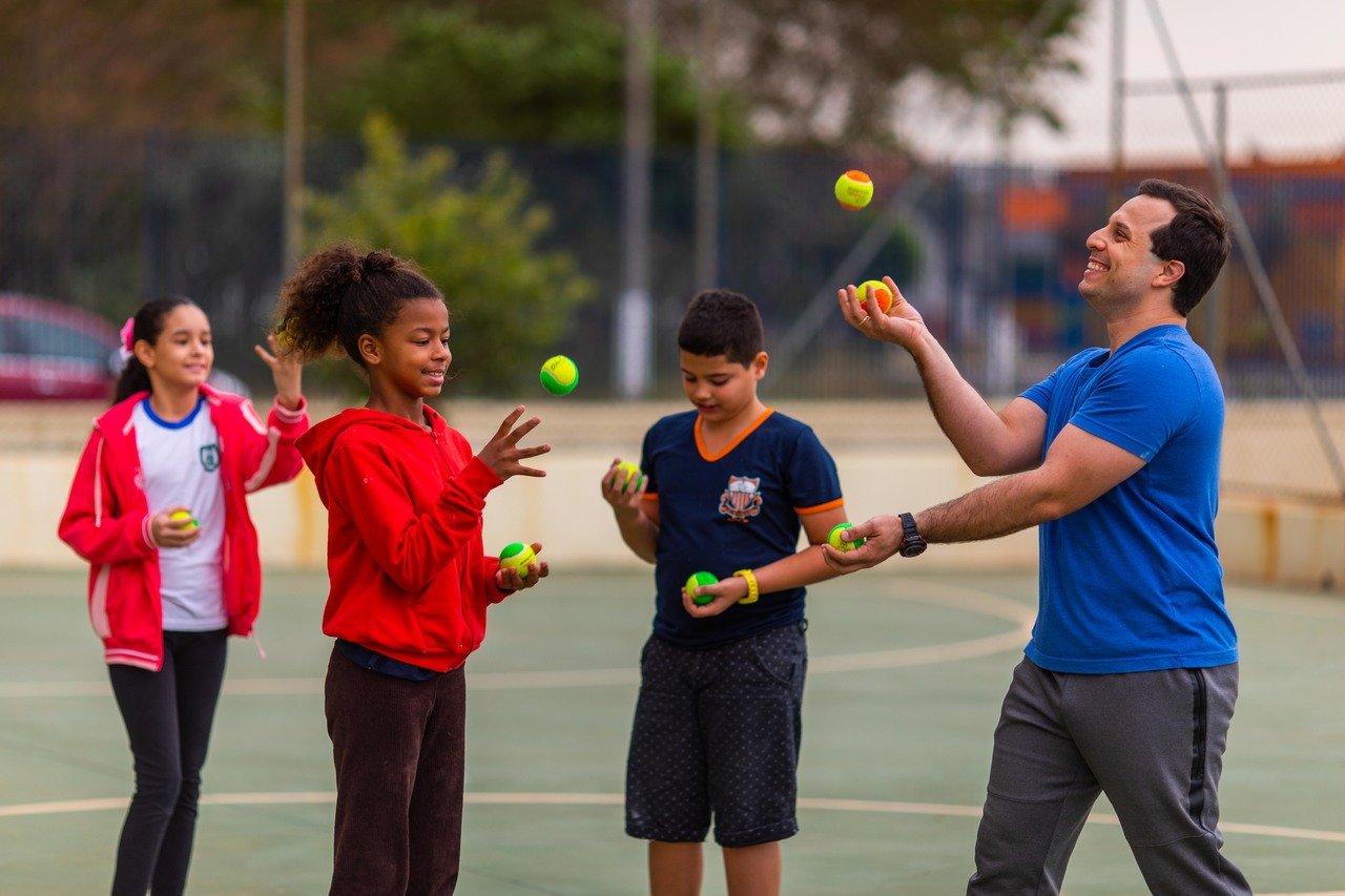 Alunos do professor Luiz Gustavo Bonatto Rufino praticam malabares em quadra