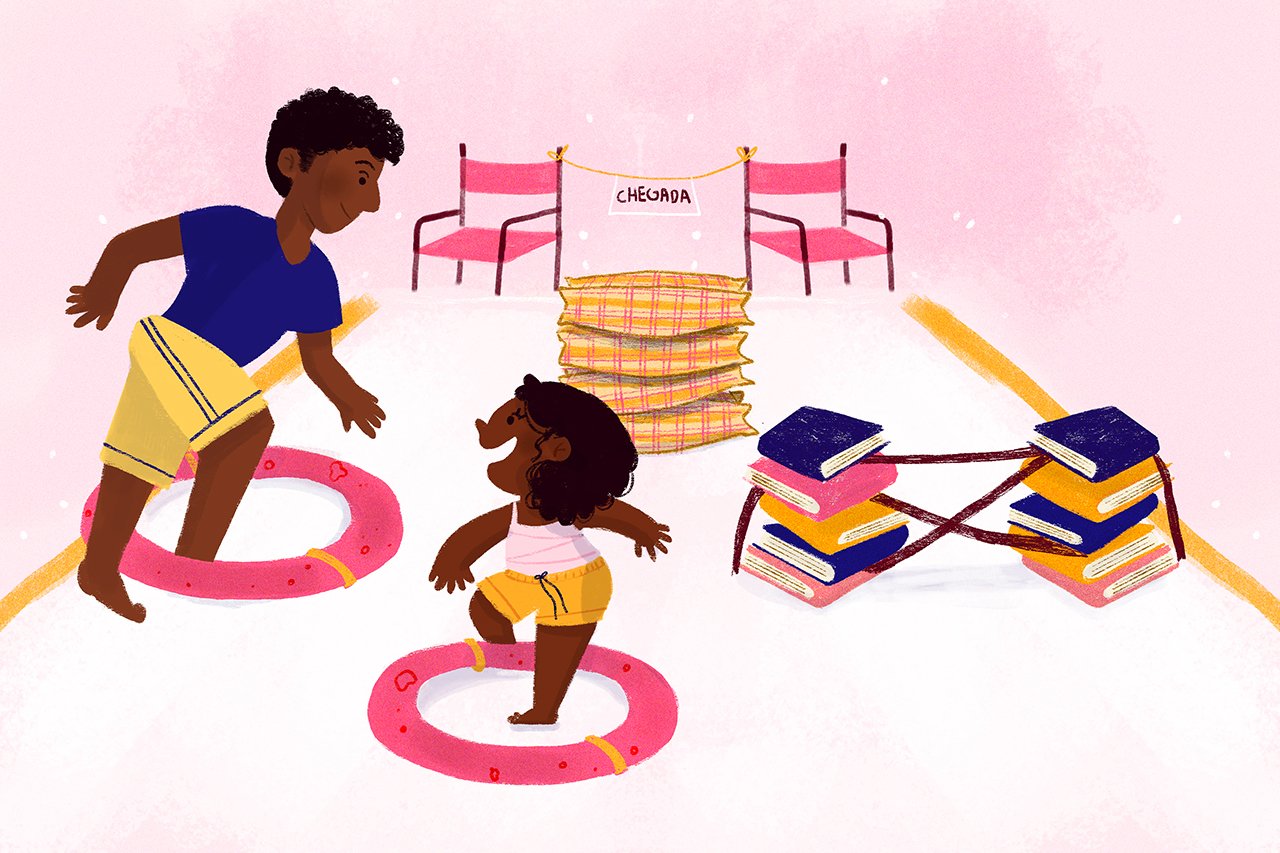 Ilustra&ccedil;&atilde;o de adulto e crian&ccedil;a brincando em circuito de atividades em &aacute;rea externa.