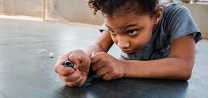 Passo a passo para levar as bolinhas de gude para a escola 