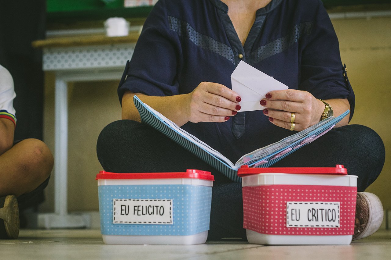 Caixas com inscri&ccedil;&otilde;es "Eu Felicito" e "Eu Critico"  em sala de aula da EMEF Francisco Cardona, em Artur Nogueira (SP)