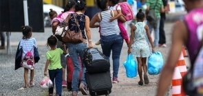 Mães levam filhos para escola em comunidade do Rio de Janeiro