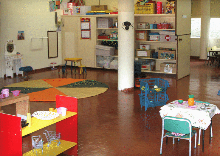 Anima&ccedil;&atilde;o de sala de aula vazia.