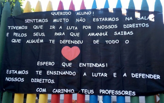 Faixa de protesto em frente a Escola Getúlio Vargas, no Paraná