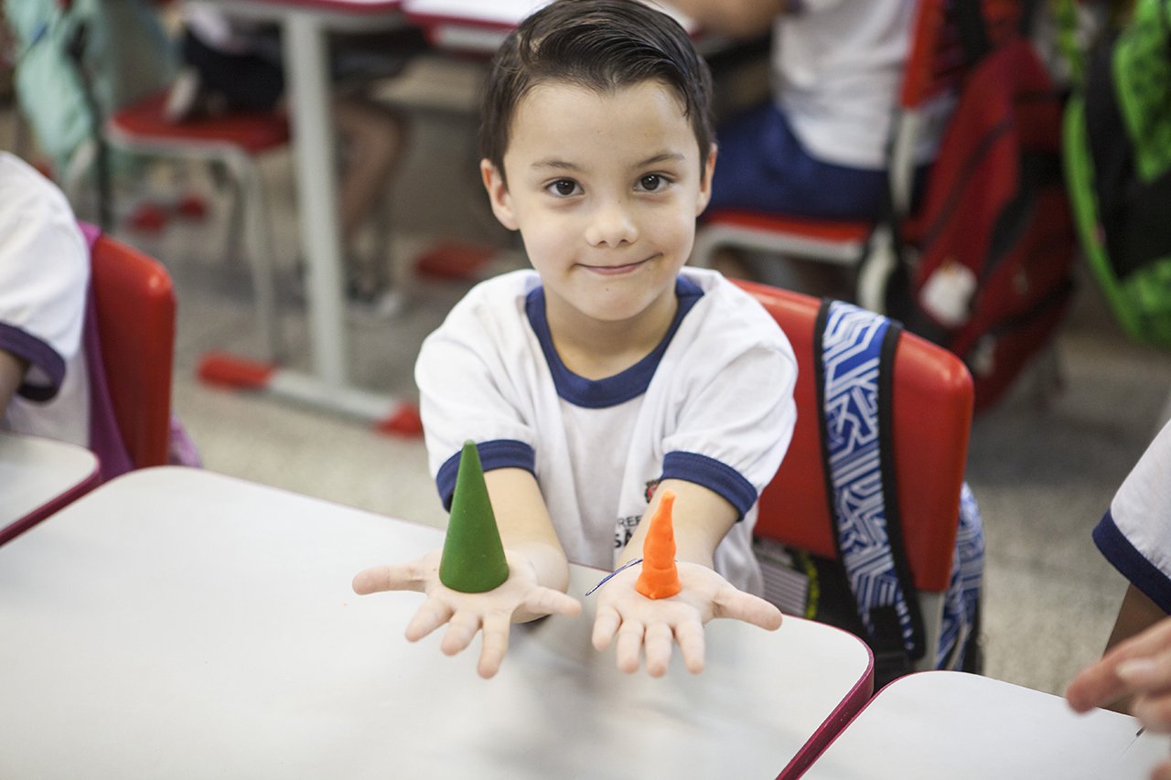 A professora Cl&aacute;udia Beatriz Silva Santos, da EMEF Comandante Gast&atilde;o Moutinho, faz atividade de Geometria com materiais baratos
