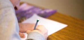 Pessoa fazendo prova