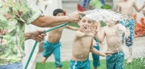 Brincadeira com água, diversão garantida 