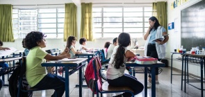 Alunos assistem aula