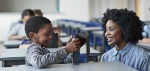 Professora incentiva aluno no processo de aprendizagem