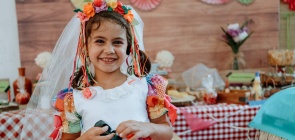 Menina por volta de seis anos vestida de noivinha da quadrilha