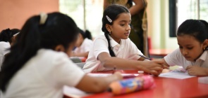 Grupo de alunos dos Anos Iniciais fazem trabalho em grupo