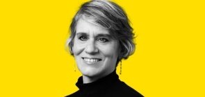 Fundo amarelo. Retrato branco e preto. Mulher de cabelo curto sorri