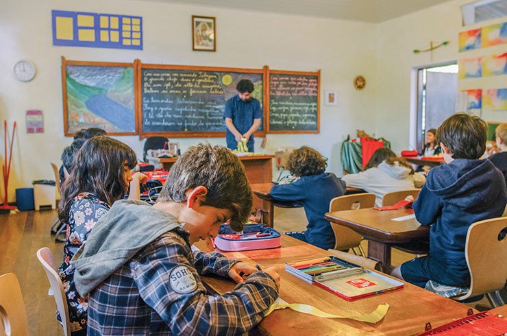 nestas fotos, detalhes do dia a dia da Escola Waldorf Rudolf Steiner, em São Paulo. Nela, correr, pular, brincar e fantasiar são prioridades para as crianças. Incentivam- -se os trabalhos manuais, o contato com a natureza e o estímulo à criatividade. O uso da tecnologia só acontece a partir do Ensino Médio.