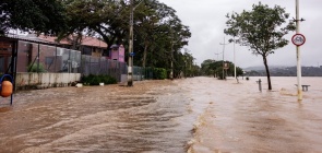 Enchente em rua do Rio Grande do Sul
