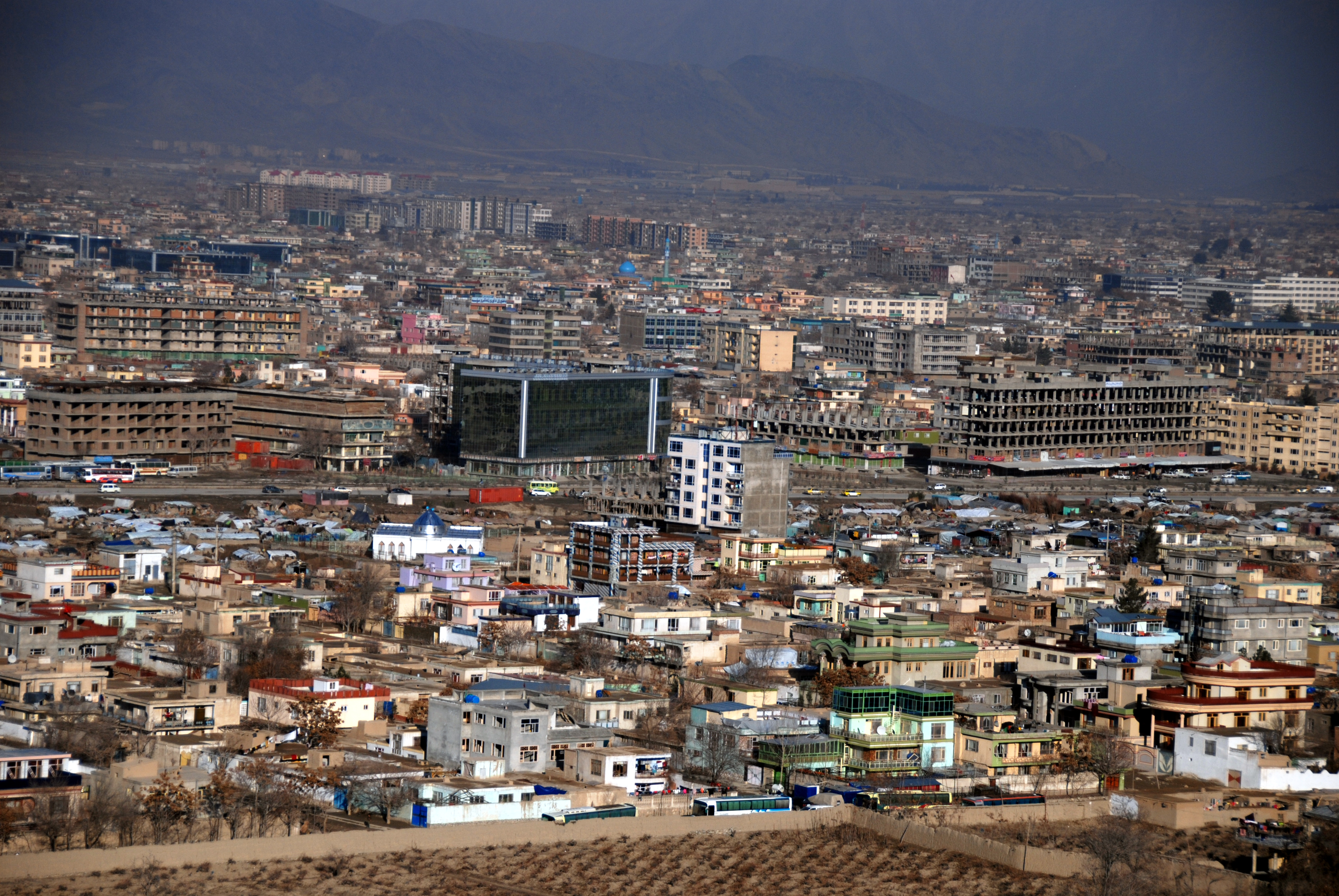 Fotografia de vista da capital do Afeganist&atilde;o, Kabul com montanha ao fundo.