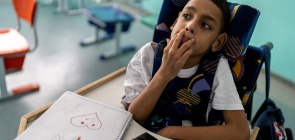 Aluno com deficiência em sala de aula
