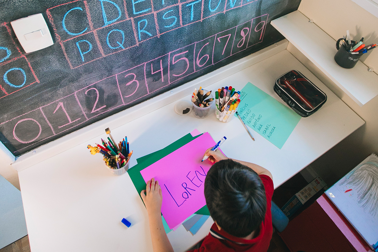 Primeira refer&ecirc;ncia de escrita convencional, nome pr&oacute;prio pode ser a porta de entrada para a crian&ccedil;a compreender o universo da leitura e da escrita.