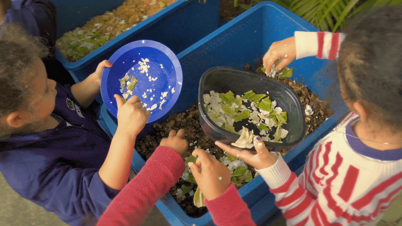 Gabriella de Albuquerque Rodrigues Palma e Tamiris Ribeiro Caminato, na EMEI Tide Set&uacute;bal, em S&atilde;o Paulo