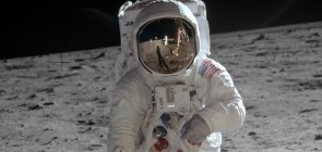 O astronauta norte-americano Buzz Aldrin caminha em solo lunar após o pouso da missão Apollo 11, da Nasa