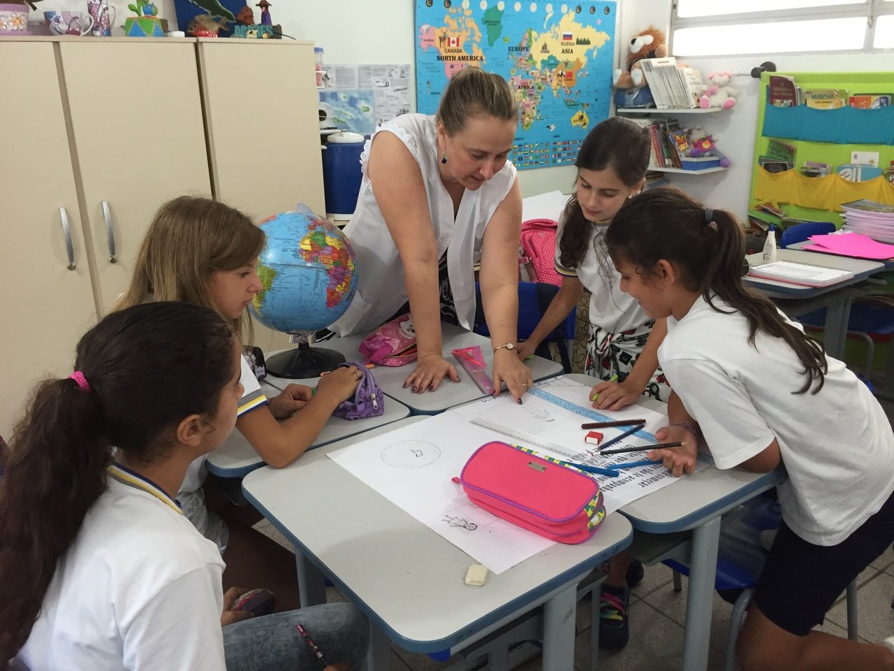 A professora Patr&iacute;cia Wanderlinde durante uma de suas aulas em Itaja&iacute; (SC)