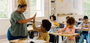 Professora cumprimenta aluno