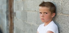 Menino com expressão zangada