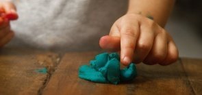 Por que explorar colabora para o desenvolvimento das crianças?