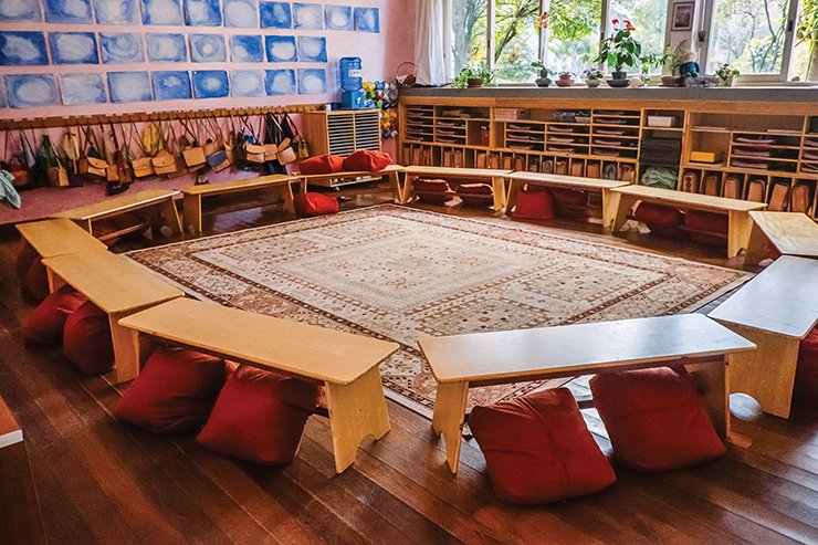 Nas fotos, detalhes do dia a dia da Escola Waldorf Rudolf Steiner, em São Paulo. Nela, correr, pular, brincar e fantasiar são prioridades para as crianças. Incentivam-se os trabalhos manuais, o contato com a natureza e o estímulo à criatividade. O uso da tecnologia só acontece a partir do Ensino Médio.