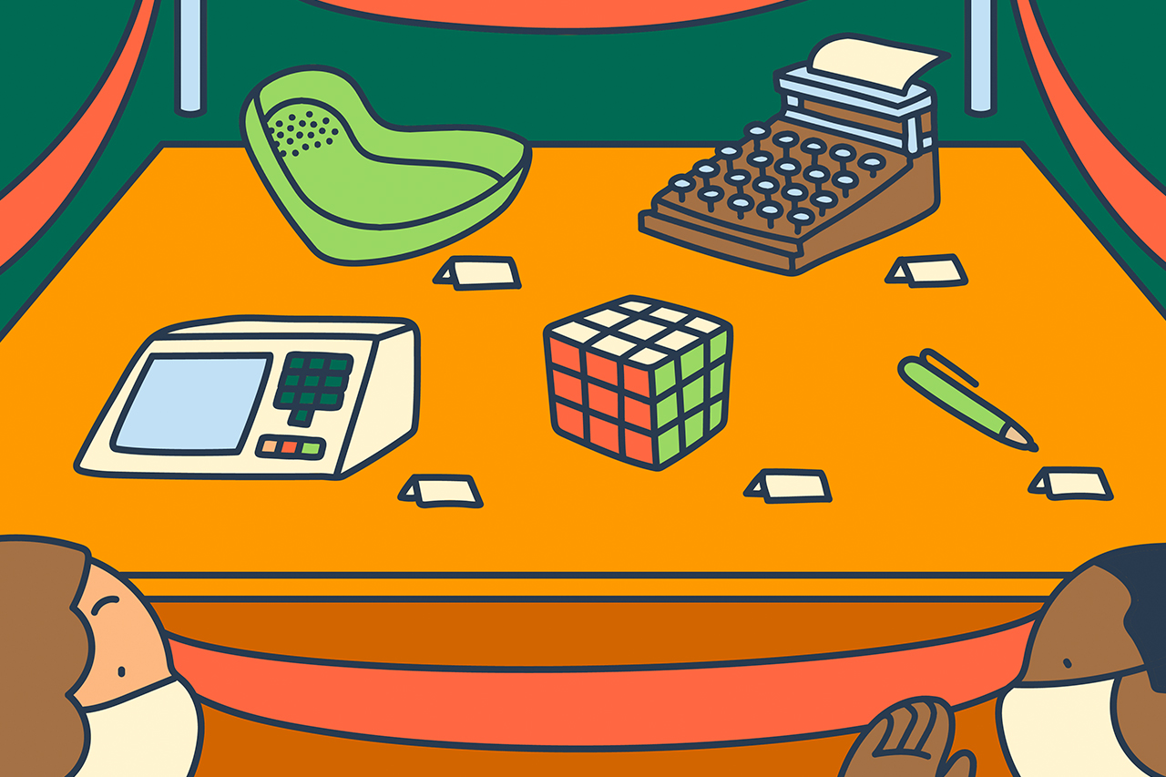 Ilustra&ccedil;&atilde;o de inven&ccedil;&otilde;es (cubo m&aacute;gico, caneta esferogr&aacute;fica, urinol, etc) dispostas sobre mesa em museu.