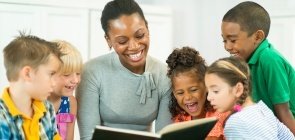 Professora lendo para alunos