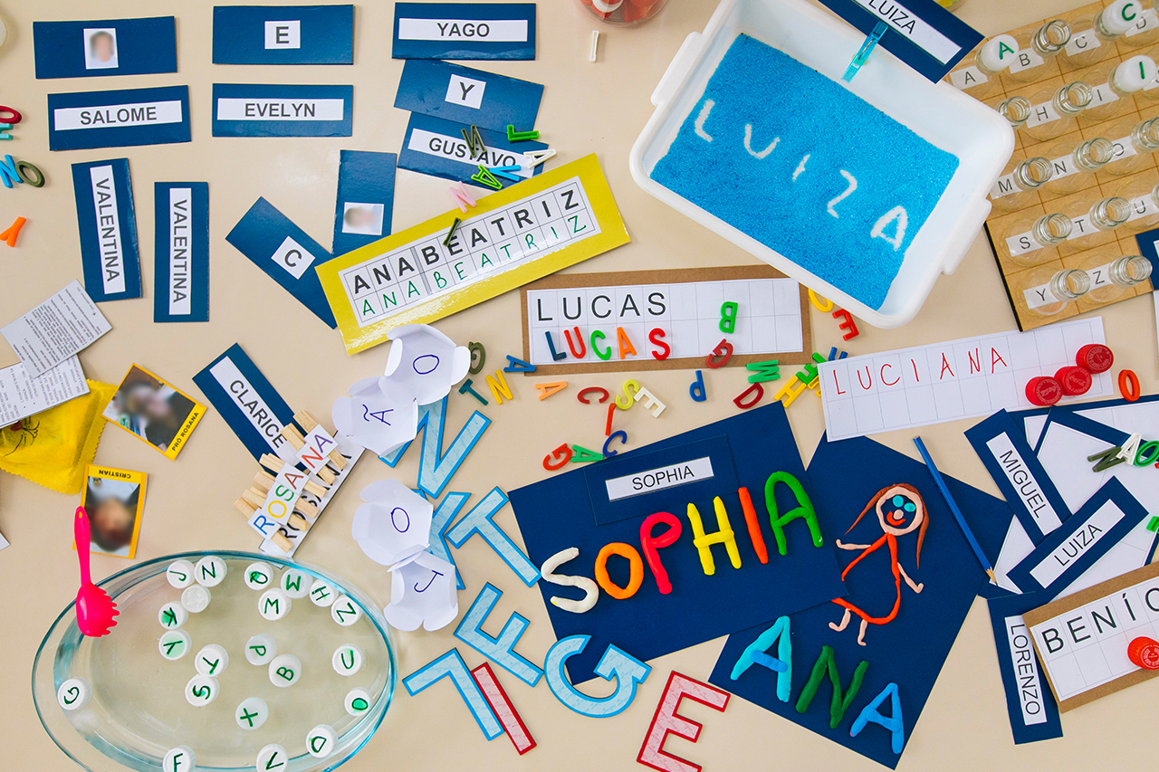 Materiais como alfabeto m&oacute;vel, cart&otilde;es de chamada e jogos podem ajudar na alfabetiza&ccedil;&atilde;o com nome pr&oacute;prio.
