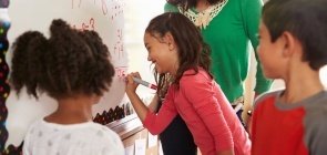 Crianças fazem cálculo na lousa