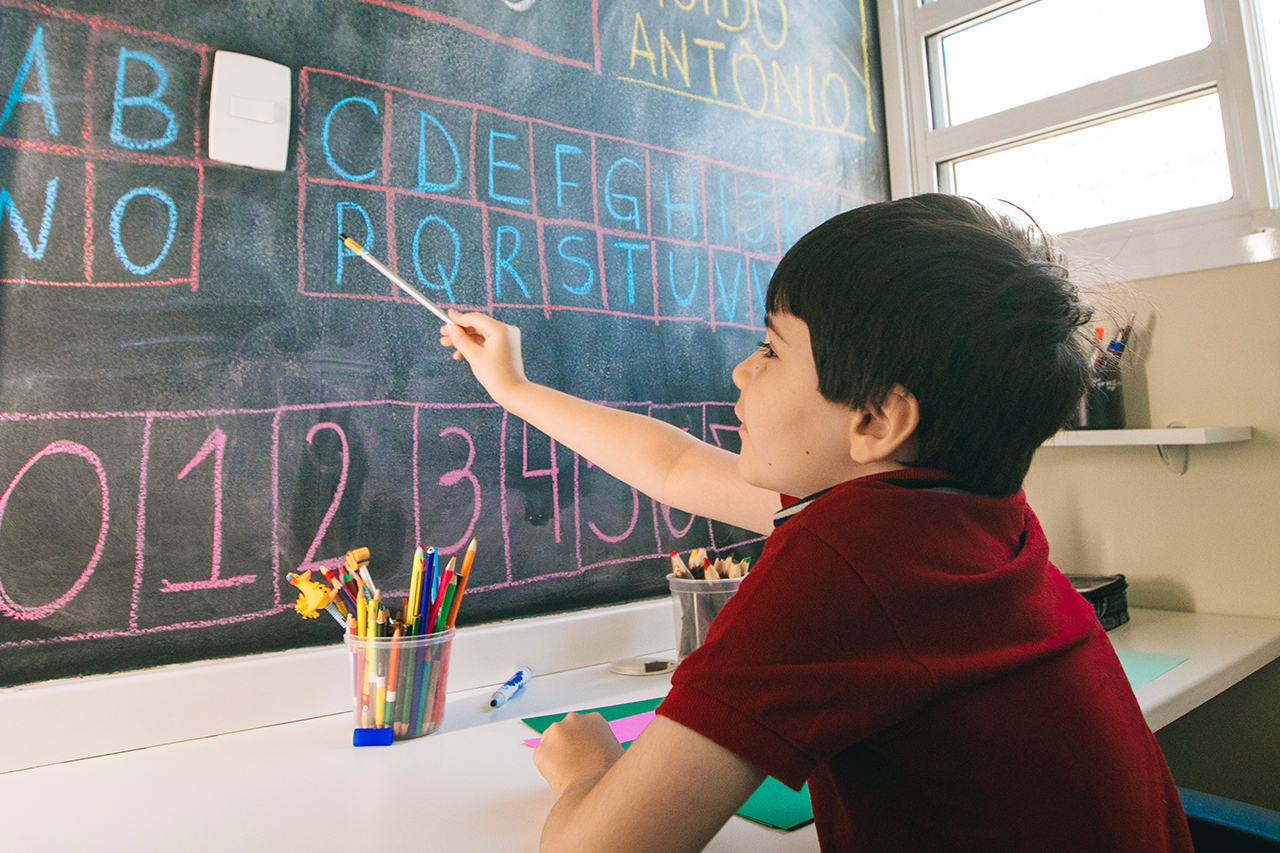 No ensino remoto, a lista de nomes dos amigos de turma pode ganhar a companhia dos nomes dos familiares como refer&ecirc;ncia para a escrita.